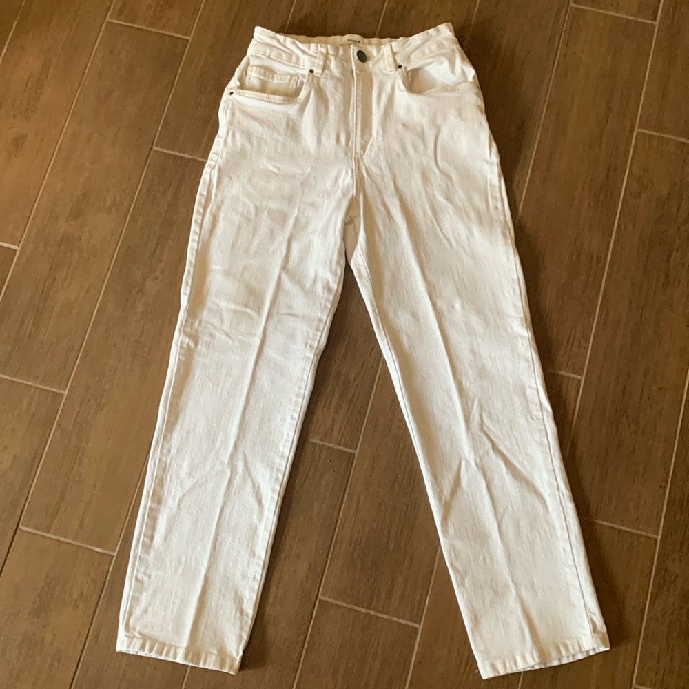 Sexy white denim women’s jeans by COTTON:ON. US size 6. Stretch straight leg.